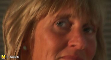 ຊາວຫນຸ່ມອາຊີໃນກົ້ນ fuck ທີ່ເປັນປະໂຫຍດແລະເປັນສຸກເພາະວ່ານາງເປັນຜິວຫນັງ