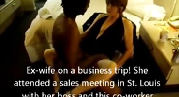 ຜູ້ໃຫຍ່ MILF stuffed pussy ລະອຽດພາຍໃຕ້ cock ຂອງລູກຊາຍ