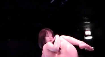 ເດັກຍິງແມ່ນຕື່ນເຕັ້ນໂດຍການສັ່ນສະເທືອນຂອງເຄື່ອງຊັກຜ້າແລະຕ້ອງການ fuck