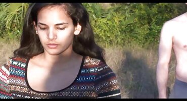 ແມ່ຍິງອິນເດຍໃນຫ້ອງສະຫມຸດຍອມຈໍານົນຕໍ່ພະນັກງານສີດໍາ