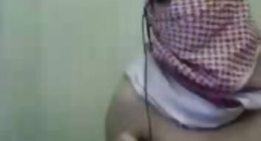 Guy ໃນແວ່ນຕາ cheated ສຸດພັນລະຍາຂອງລາວກັບເອື້ອຍຂອງລາວໃນເດີ່ນ