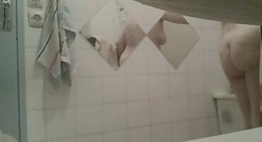 ລາວໄດ້ມາຢ້ຽມຢາມຜູ້ຊາຍເພື່ອເລຍກົ້ນຂອງຕົນແລະ fuck ໃນຂຸມໃນເວລາດຽວກັນ