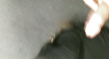 ເອື້ອຍ Busty masturbating cock ຂອງອ້າຍທີ່ມີຕີນ