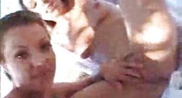 ລູກສາວຍິງມັກແມ່ກັບແມ່ຕົກໃນຂະນະທີ່ເລຍຊ່ອງຄອດແລະກົ້ນ