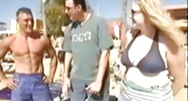 ສະເຫຼີມສະຫຼອງ busty ແກ່ fucked ຢ່າງສົມບູນ