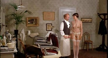 ຜົວ Cuckold ໃນ gym ໄດ້ສູນເສຍພັນລະຍາຂອງລາວກັບນັກມວຍຖ່ານຫີນ