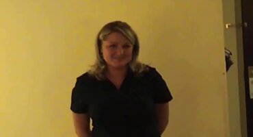 ລູກຊາຍໄດ້ໄປຢ້ຽມຢາມແມ່ແລະ Milf ໄດ້ຊັກຊວນລາວແລະດູດຢູ່ເທິງຂັ້ນໄດ