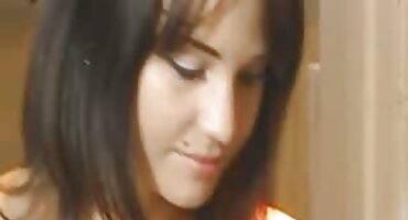 ມີນ້ໍາຫນຸ່ມ brunette ຮັກຮູທະວານແລະ cocks ໃຫຍ່