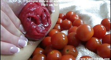 ຜິວເນື້ອສີຂາວທີ່ສະຫງ່າງາມທີ່ມີຮ່າງກາຍທີ່ລະອຽດອ່ອນລອຍນ້ຳຢ່າງສວຍງາມໃນຕູ້ປາ