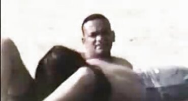 ການຮ່ວມເພດ orgy ຂອງ guys ສີດໍາທີ່ມີເດັກຍິງ skinny lone ຜູ້ທີ່ຮັກດູດ