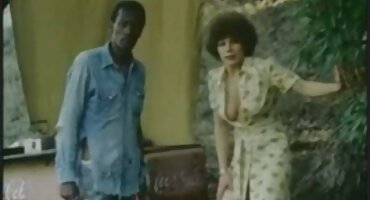 ບ້ານມອມແມ່ນງໍແບບ doggy ໂດຍຝູງຊົນຂອງສີດໍາແລະລູກຊາຍເບິ່ງການຮ່ວມເພດແມ່