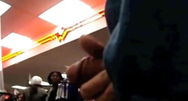 Anal ແມ້ແຕ່ຢູ່ໃນ Budapest ນາງໄດ້ພົບເຫັນການຜະຈົນໄພໃນກົ້ນຂອງນາງ