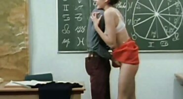 ພໍ່ຕູ້ມີຄວາມສຸກກັບ Boner fucking ຫລານຊາຍແບບ Doggy ແລະລຸ່ມ