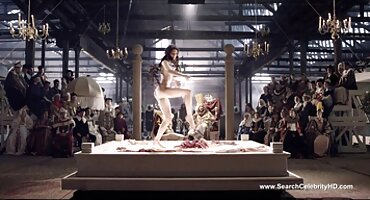 Incest ffm gang ສຽງປັ້ງບ່ອນທີ່ skinny guy fucks ເອື້ອຍໃນຂະນະທີ່ແມ່