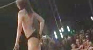 ອາຈານຜູ້ໃຫຍ່ໄດ້ຮັບພາຍໃຕ້ກະໂປງຂອງນັກຮຽນຫນຸ່ມ