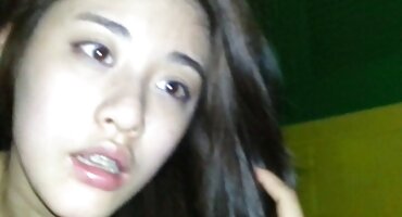 ຫນຸ່ມ slutty schoolgirl ໃນຫ້ອງນອນ fucked ໂດຍ fucker ມີປະສົບການ