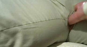 ຜິວເນື້ອສີຂາວຫນຸ່ມທີ່ມີ tits ຂະຫນາດນ້ອຍຕົກລົງເຫັນດີກັບ hook ສາທາລະນະ