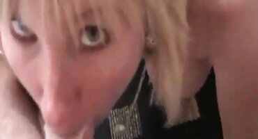 ແຟນຮູທະວານທີ່ໜ້າຮັກພະຍາຍາມເລຍກົ້ນແລະກົ້ນນິ້ວມື