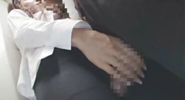 ລາວເອົາແມ່ຍິງເຢຍລະມັນໃສ່ບັນລັງຂອງການທໍລະມານແລະເຊື່ອມຕໍ່ electrodes