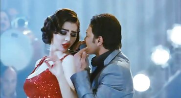 ເຈົ້າສາວທີ່ມີ tits ໃຫຍ່ fucked ໃນ ta ta