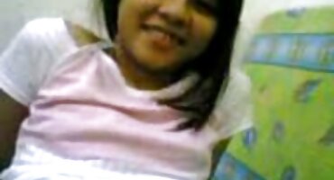 ລາວໄດ້ເອົາເດັກຍິງບາງໆຢູ່ໃນສະຫນາມຫຍ້າແລະຂັບ cock ໄດ້