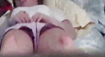 Horny stepmom ພົບຖົງຢາງອະນາໄມຂອງ stepson ແລະໂກງຫຼາຍກວ່າການຮ່ວມເພດ