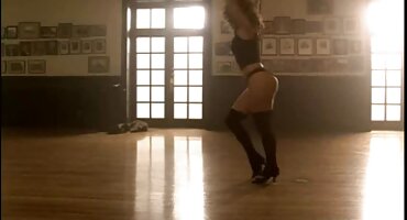 ສາວລັດເຊຍ jerks cock ຫຼັງຈາກນັ້ນ shoves ມັນໃນກົ້ນ