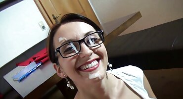 ຜິວເນື້ອສີຂາວ milf ຮັກດູດ popsicle ສີດໍາໃນຫ້ອງນອນ