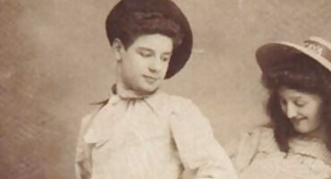 A cock huge ຂອງ guy skinny ສິ້ນສຸດລົງເຖິງຢູ່ໃນປາກຂອງສອງ bitches ໄດ້