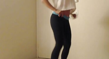 ການຮ່ວມເພດນ້ໍາມັນຂຶ້ນກ່ຽວກັບເດັກຍິງ couch ສຸດນວດ