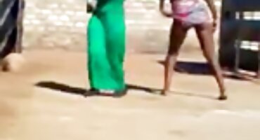 Eldaki ສີດໍາແລະສີຂາວ impales brunette ໃນສຽງປັ້ງ creampie