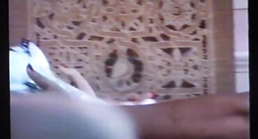 ຍິງມັກແມ່ຫນຸ່ມຍອມຈໍານົນກັບເພື່ອນບ້ານທີ່ມີ cock ຍາວຈັດເປັນ blowjob ສອງ