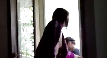 ເພື່ອນບ້ານ busty ຊ່ວຍໃນການຮັບມືກັບບັນຫາ