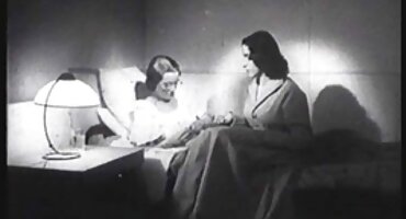 ກະຈາຍຂາຂອງນາງຢູ່ທາງຫນ້າຂອງ Couturier ເພື່ອກາຍເປັນຕົວແບບຕົ້ນຕໍ