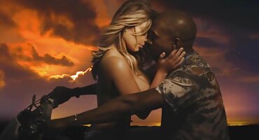 ຜິວເນື້ອສີຂາວທີ່ມີຊິລິໂຄນຂະຫນາດໃຫຍ່ຂີ່ dick ສີດໍາ