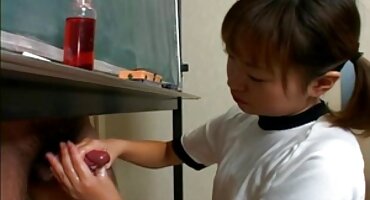 Naked slut ລັດເຊຍ caresses pussy ແລະກົ້ນກັບຫຼິ້ນທາງເພດຢູ່ເຮືອນ