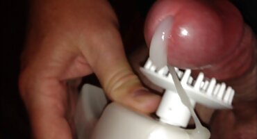 ສາວງາມ pussy ນິ້ວມືກ່ຽວກັບ sofa ອ່ອນການນໍາໃຊ້ vibrator ເປັນ