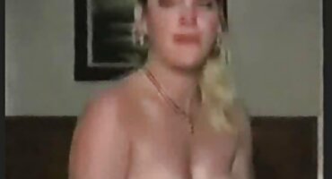 ຜິວເນື້ອສີຂາວຈ່າຍໂດຍສາມພະນັກງານຮ່າງກາຍແກ່