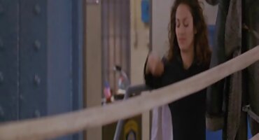 ຫຼັງຈາກຈູບຄໍຂອງນາງ,Veronica ໄດ້ຮັບຮູທະວານທີ່ສວຍງາມ