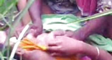 ຜິວເນື້ອສີຂາວທີ່ຍ້ອມດ້ວຍຜົມສັ້ນເຮັດໃຫ້ blowjob ດີ