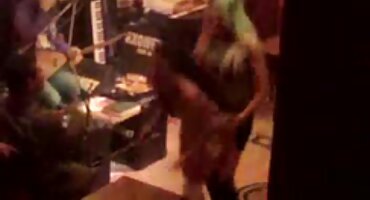 Milf ແກ່ໃນແວ່ນຕາແລະລູກສາວດູດແລະ fucked ໂດຍພີ່ນ້ອງ