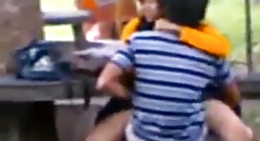 Blowjob ໃນເດີ່ນແມ່ນ prelude ກັບ thrashodrom rabid ຂອງຜິວເນື້ອສີຂາວທີ່ມີຖ່ານຫີນ