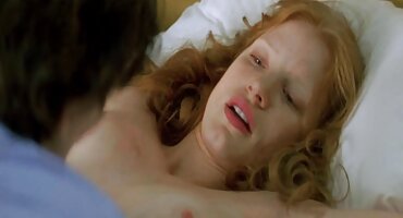 Brunette ຮຽວມີ cock ແຂງໃນກົ້ນຂອງນາງ