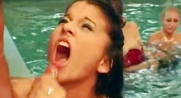 Busty stepmom ໄດ້ຊັກຊວນເປັນພິເສດແຟນລູກລ້ຽງ