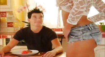 Sporty tinkink fucks ໄຂມັນ cock ແລະ cums ໃນປາກ