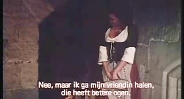 ຜູ້ຮັບສະໝັກແຂວນ garlands ຂອງ cum ຢູ່ເທິງໃບໜ້າຂອງຜິວເນື້ອສີຂາວ