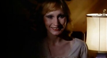 Skinny skinny ມີ tits ຂະຫນາດນ້ອຍໄດ້ຮັບ orgasm solo