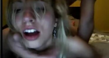 ຜູ້ຊາຍ Scottish fucks ກົ້ນຂອງນັກຮຽນຫນຸ່ມໃນຂະນະທີ່ນາງ screams ໃນສູງ