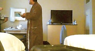 Angela ສີຂາວທີ່ມີ tits ໃຫຍ່ກືນ cocks ຄືເຂົ້າຫນົມອົມ