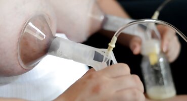 ພັນລະຍາໃນລະຫວ່າງ betrayal ສັກຢາເປັນວິດີໂອທີ່ຈະແກ້ວ partygoer